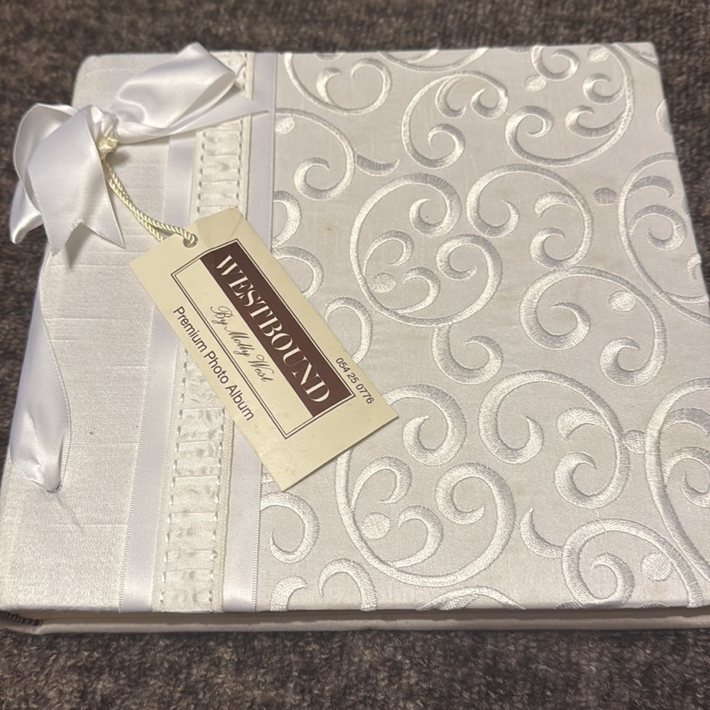 Set of  two Wedding photo albums and frame all new in boxes - Picture 3 of 10
